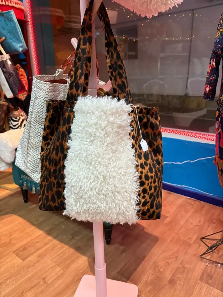 Bolso con estampado animal y tejido blanco