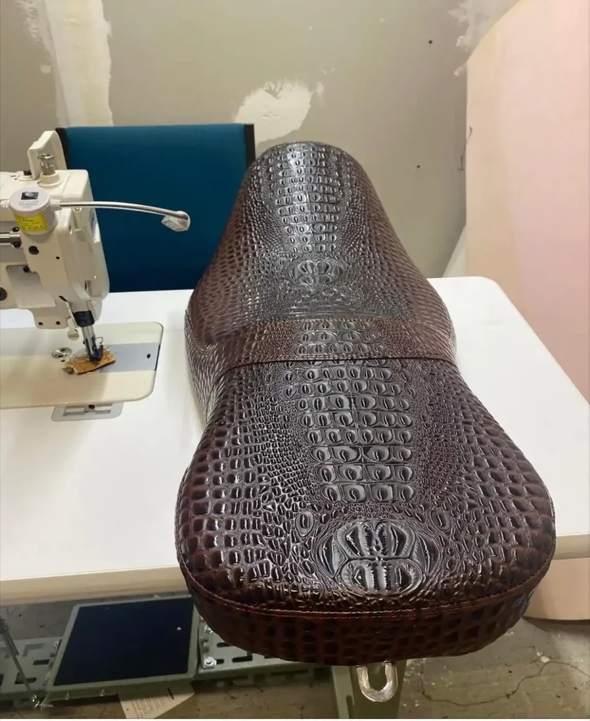 Asiento de moto tapizado en marrón con relieve marcado