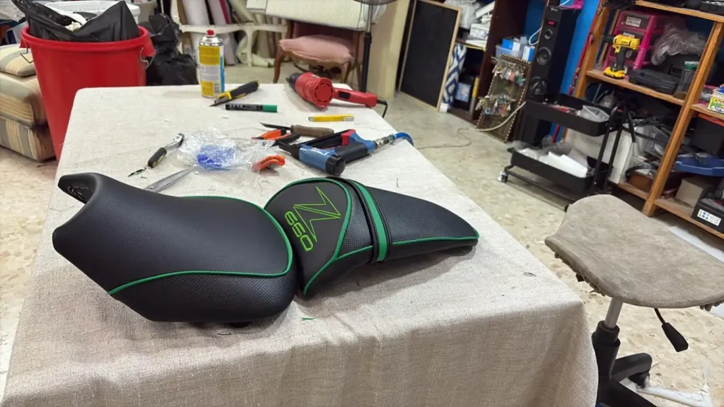 Asiento de moto negro personalizado con detalles verdes