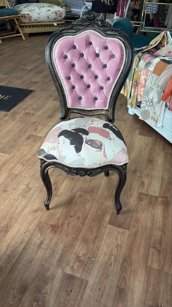 Silla con respaldo rosa capitoné en el taller de Mari