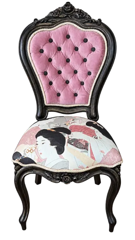 Silla de madera oscura con respaldo rosa capitoné y asiento de inspiración japonesa