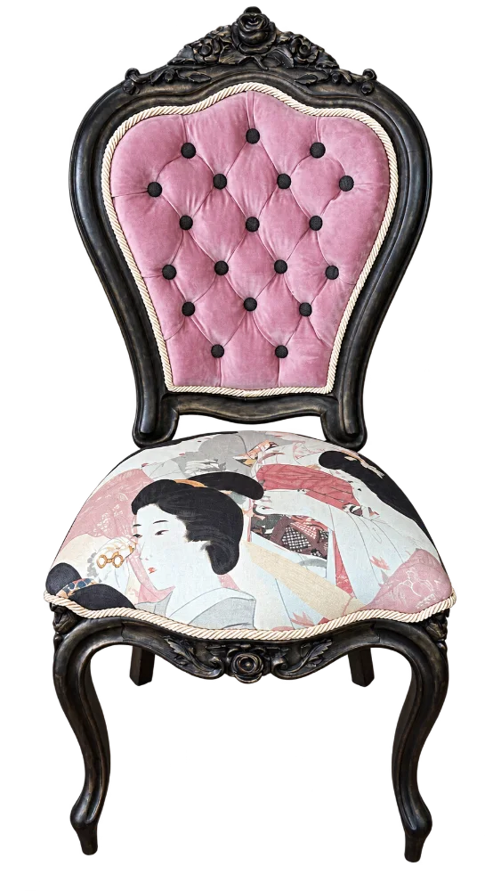 Silla de madera oscura con respaldo rosa capitoné y asiento de inspiración japonesa